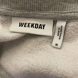 Weekday hoodie  - Fin kofta men har två större fläckar på framsidan. Går säkert att tvätta bort. Den är i storlek M men är liten i storlek