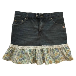 Jeanskjol - Jeanskjol med volang i bomullstyg från Crocker i mycket bra skick, midjemått: 43 cm⭐️