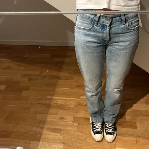 Blå Zara jeans - Fina jeans från Zara med mellan hög midja💕