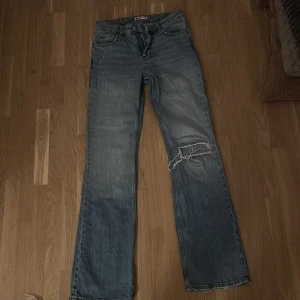 Bootcut jeans från Gina  - Har även knappt använt dessa så det är i väldigt bra skick. Det är storlek s men passar även 34:or. Köpta för 500 men säljer för 300 
