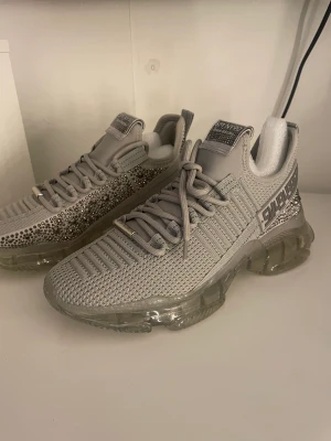Steve madden skor - säljer nu mina fina steve madden skor pga för stora. Storlek 39. Aldrig använda. Nytt skick.