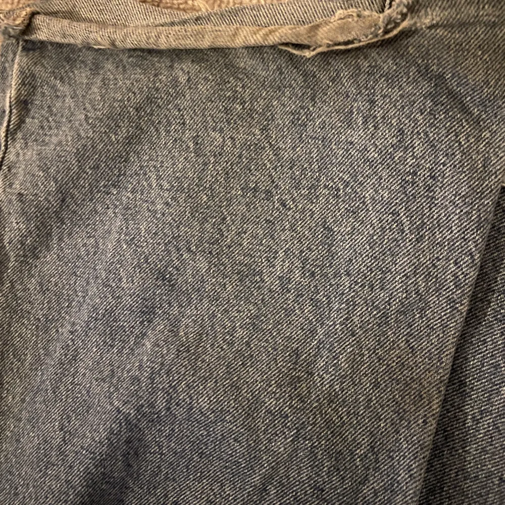 Använda jeans med slit från Pull&Bear. Original pris: oklart  Storlek: 40 Är slitna längst ner med en till två smuts fläckar annars bra skick.. Jeans & Byxor.