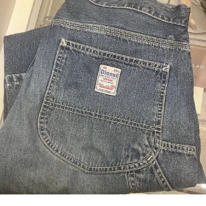 Diesel jeans herr - Vintage Diesel jeans storlek 31 Herr. Finns en liten fläck på baksidan men går säkert att tvätta bort❤️