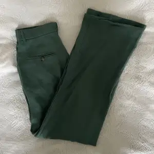 Gröna kostymbyxor från Zara Skick: bra skick. Sömnen släppt längst ner runt ankeln, enkelt att sy upp och knappt synligt. 