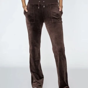 Juicy  - Säljer mina bruna juicy i storlek M, skriv för flera bilder❤️❤️