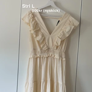 Klänning Gina Tricot - Sommardröm! Mycket fin långklänning från Gina Tricot. Använd 1 gång. Inga tecken på användning mer än att den kan behöva strykas på kanterna.  Strl L. Nypris 799kr.  Kan hämtas i Sölvesborg, kan även skickas. Köpare står för frakt. 