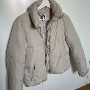 Jacka - Beige kort dunjacka från jdy