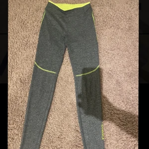 Tights - Säljer två par likadana tights från ICIW bara med olika färg🩷💚