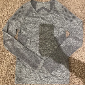 Träningströja - Två träningströjor från ICIW i olika färger💙🩶