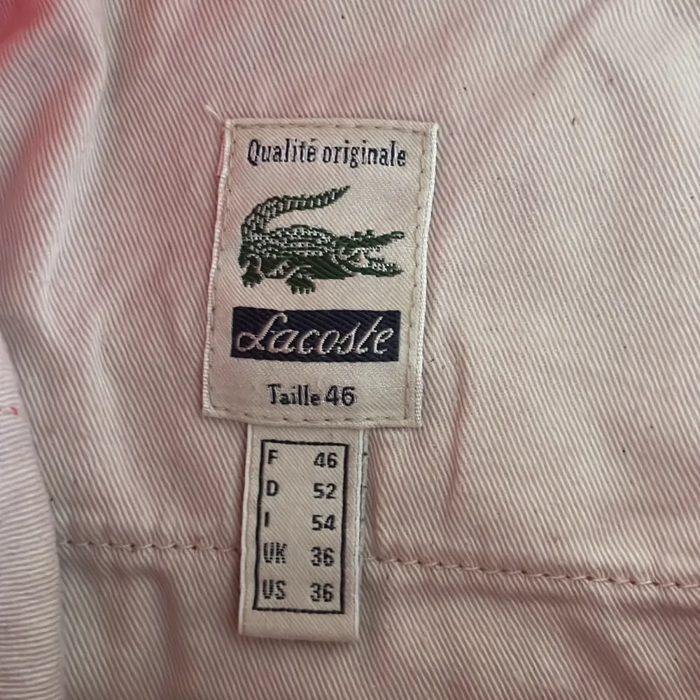 Klarröda shorts från Lacoste , storlek 46/ XL. Jeans & Byxor.