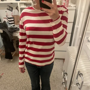 Randig tröja - Röd- och vitrandig tröja från zara❤️ Bra skick och väldigt bekväm! 