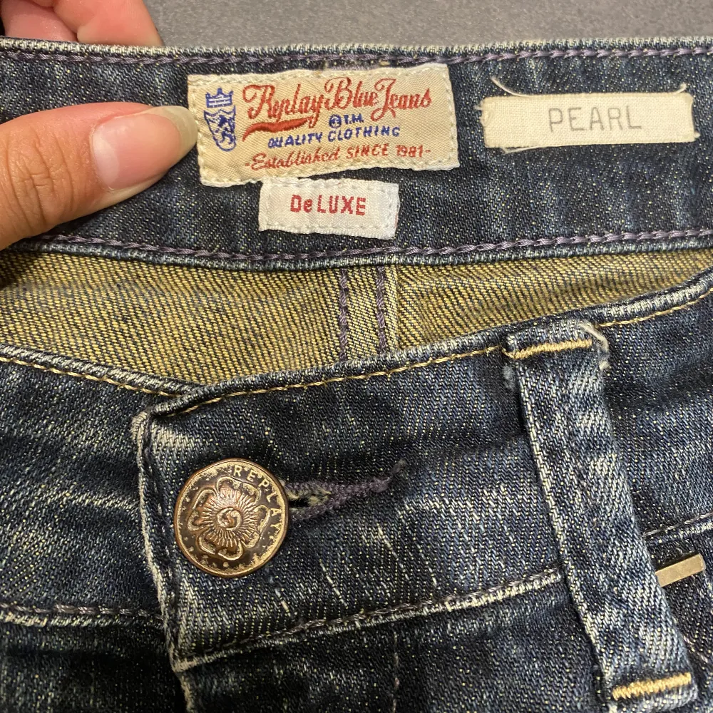 Säljer dessa jeansen från replay då jag tycker de sitter lite tajt på mig. Jeansen är använda ca 2 gånger. Hör av dig vid intresse eller andra frågor!. Jeans & Byxor.