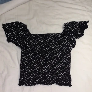 Prickig tröja - En fin prickig tröja från Kappahl.Har använt den en gång på ett kalas.köptes för 250.Stor i storleken!💗