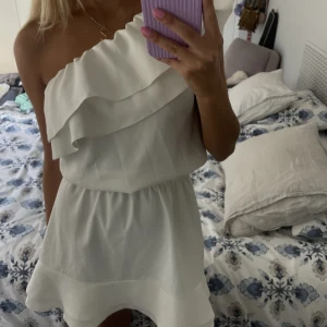 Vit klänning - Jättesöt vit oneshoulder klänning💕