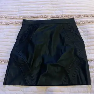 Säljer denna skinn kjol, knappt kommit till användning, från river island, storlek M💞