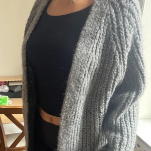 Helt ny stickad kofta från ZARA - Helt ny kofta från Zara, aldrig använd då den inte är min stil💗💗💗