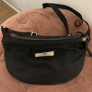 Midjeväska från DAY ET Gweneth - Svart midjeväska från DAY ET Gweneth. Väskans band är justerbart.