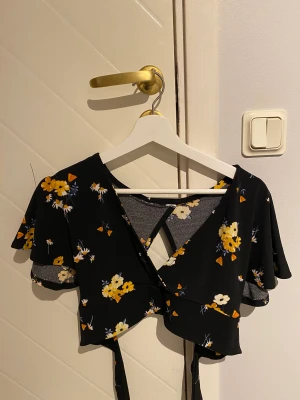 Topp - Blommig topp med knyte i ryggen från HM i storlek S