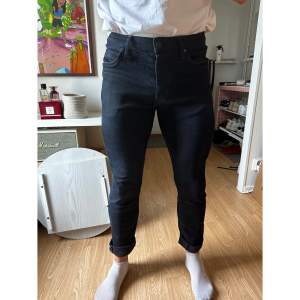 Mycket snygga jeans från märket Neuw, modellen är Lou i Slimfit. Storlek W31 L32 (likgiltigt S/M)  Modellen är 180cm lång och väger 80kg  Väl omhändertagna och inga brister!