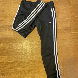 Adidas byxor  - Säljer mina superskönt adidas tränings/yoga byxor. Använda just ett fåtal gånger.  Stl; M  Säljer på grund utav att dom är förstora 🫶🏻 