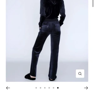 Juicy set  - Säljer mitt mörkblå juicy set i stl xs, passar även s. Säljer då jag inte har någon användning för det. Settet är sparsamt använt och pris går att diskutera privat💕