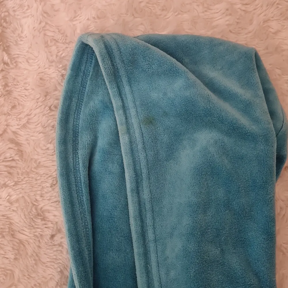 Turkos blå Juicy Couture tröja, med gamla dragkedjan. Tröjan är i bra men i andvänt skick. Den har inga större brister förutom en liten fläck på sidan av luvan ( se bild 3). Lägg i åtanke att denna är köpt i affär ungefär runt 2014 - 2016!! 💕. Tröjor & Koftor.