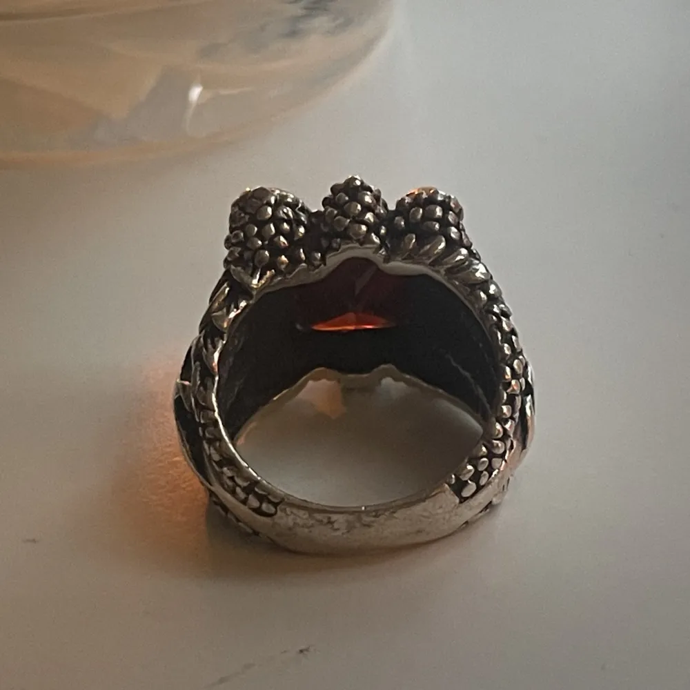 red blackstone ring i stainless steel, köpt på sweden rock tyskland vad jag minns för ungefär 500-600 kr för ett år sen. den är i bra skick, skriv privat för fler bilder :) skriv för pris förslag, säljer för den inte används. Accessoarer.