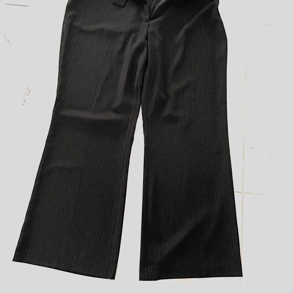 Vintage lågmidjade randiga kostymbyxor i nytt skick, strl. 46/48. Hade även funkat som en oversized strl. L.💫  OBS! Köparen står för frakten!. Jeans & Byxor.