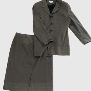 Oanvändt kostym set (kavaj + kjol) - Vintage kavaj samt kjol i nytt skick, Kavajen är något mindre i storleken och fungerar även som en strl. M. Kjolen är större och mer sann i storleken.💫  kavaj: 200 kr   kjol: 150 kr   kjol + kavaj: 300kr    OBS! Köparen står för frakten