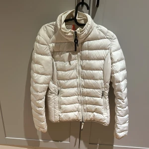 PARAJUMPER JACKA - Vit dunjacka från Parajumper i mycket fint skick. Knappt använd.  Väldigt tunn och behaglig till höst/vår (utan luva)  Storlek XS.  Skriv om ni har några frågor!🤗 