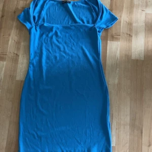 Klänning - Säljer denna fina klänningen shein🩵