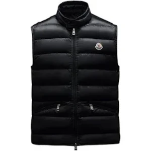 Moncler väst - Säljer nu min moncler väst. Självklart äkta hör er för fler frågor och funderingar!😊 