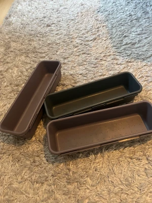 Förvaringslådor - 3 smala lådor. Säljer eftersom jag redan har en del och dessa blev över😊perfekt i sminklådan eller annat.  1 för 5kr.  Alla för 15kr 