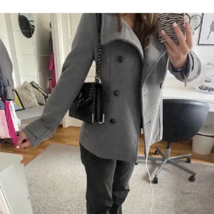 Grå kappa - Säljer min jätte fina gråa kappa från hm som inte går att få tag på längre och som tyvärr är för liten på mig. Har endast använt den vid ett tillfälle. (Bilderna är lånade, det är bara att fråga om ni är intresserade av fler bilder)