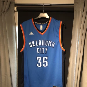 K.D basket tröja - Kevin Durant basket tröja från adidas storlek m pris kan diskuteras hämtas i falun eller fraktas.