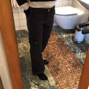 Svarta cargo jeans som är i väldigt bra skick. Nästan aldrig använda. Storlek 152 cm.