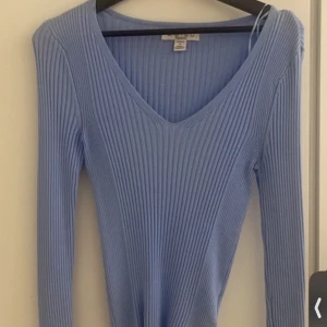 Fin blå tröja - Köpt för många år sedan, fin och passar till nästan allt!  Tveka inte att höra av dig vid frågor💞