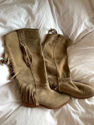 Cowboy Boots - Jag säljer mina favvoboots!   Dessa är nästan i helt nyskick, köpta vintage. En aning försmå för mig som har storlek 38. Fick ladda upp en ny annons pågrund av en oseriös köpare! 