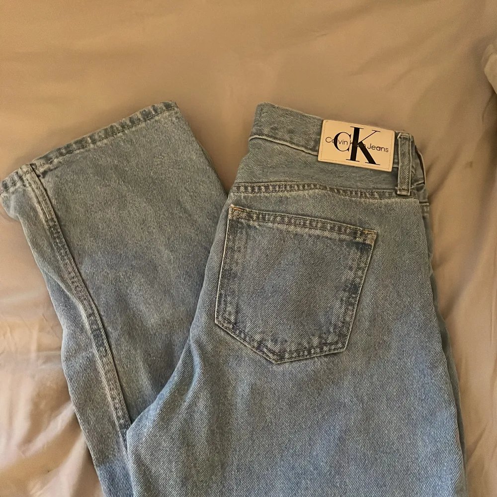 Säljer mina älskade Calvin Klein jeans i modellen high Rise straight,   då jag har för många jeans och behöver bli av med kläder. Dom är i toppen kvaliten då dom är använda ca 5 ggr. Det är storlek W28 L32. Priset går att diskutera vid snabb affär. . Jeans & Byxor.