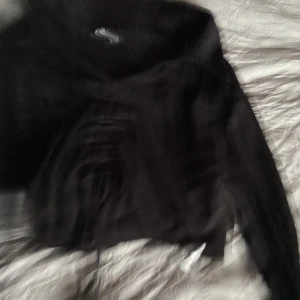 Svart tröja  - Helt oanvänd tröja säljs för 40kr storlek L