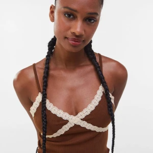 brunt linne med spets  - (LÅNADE BILDER) Jätte fint brunt linne med spetsdetaljer🤎 Kommer inte till användning längre😊