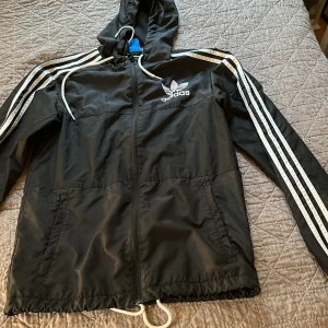 Adidas jacka  - Fåtal gånger använd, jacka från adidas stl S