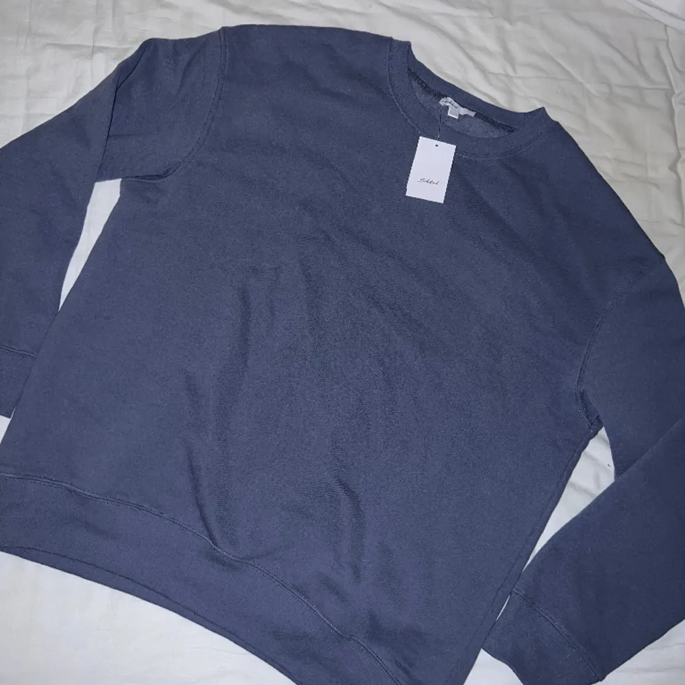 En blågrå sweatshirt från märket Subdued. Lite oversized passform. Aldrig använd och prislappen kvar. Nypris ca 340kr. Hoodies.