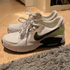 Oanvända Nike  - Oanvända Nike skor, airmax, vita med inslag av grönt, svart och beige mocka,  