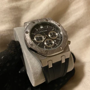 Pintime klocka  -  Pintime klockan nyligen köpt knappast använd den tål mycket passar bra till vardagliga tillfällen samt finare. Hör av dig vid intresse 