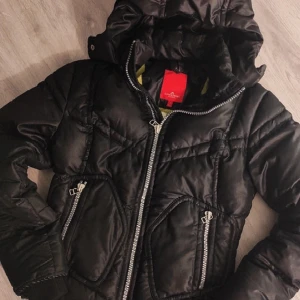 J.lindeberg jacka - Säljer denna skit fina j.lindeberg jackan dunjacka i storlek small💯perfekt för en julkalapp eller bara för det kalla vädret😀❄️den är i en lite glossy svart färg☺️gå gärna in på profilen och kolla vad jag säljer mer för saker😁