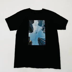 Svart t-shirt, flygplan. - Oanvänt tröja, köp två från min profil för 380kr, 3 för 459