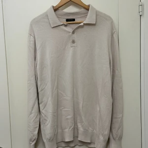Massimo Dutti Pikétröja  - Långärmad pikétröja från Massimo Dutti i mycket bra skick! Storlek XL men sitter som en L. Nypris 699 kr. Priset kan diskuteras vid snabb affär!
