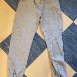 Mjukisbyxor  - Gråa mjukisbyxor från lager 157. Köpta förra året och andvänds några gånger. Köp gärna🤩🤩🤩❤️❤️