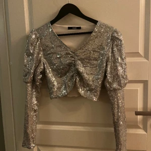 Glittertopp - Supercool glittertopp. Perfekt till nyår eller fest, superfint skick 🫶🏼